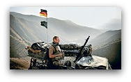 Немецкий солдат ISAF во время выполнения боевой  задачи в окрестностях города Файзабад в северном  Афганистане.  Jan Grarup/NOOR