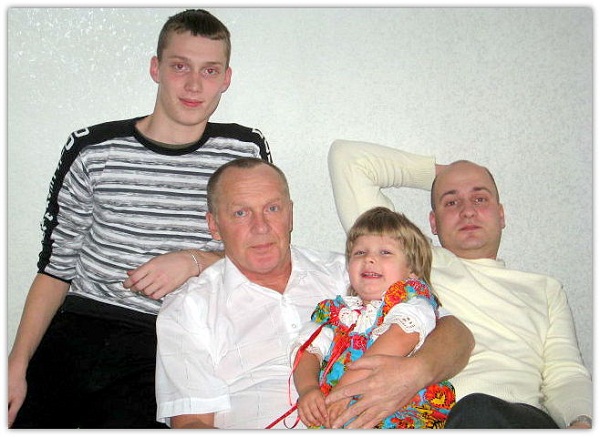 Михаил Мельниченко с сыновьями и внучкой