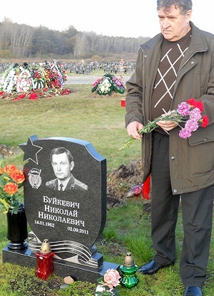 Л.Ксендзов на могиле Николая Буйкевича