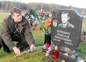 Цветы к могиле Николая Буйкевича
