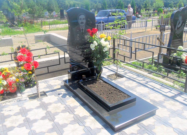 Памятник А.Семенову